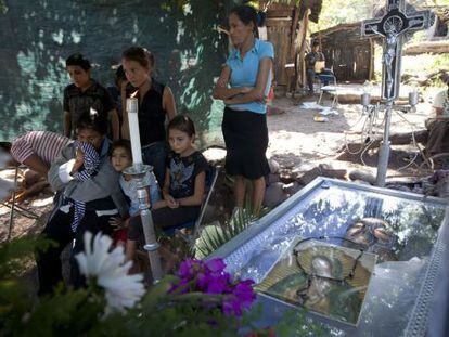 Funeral de un civil muerto en enfrentamientos ayer en Michoac&aacute;n.