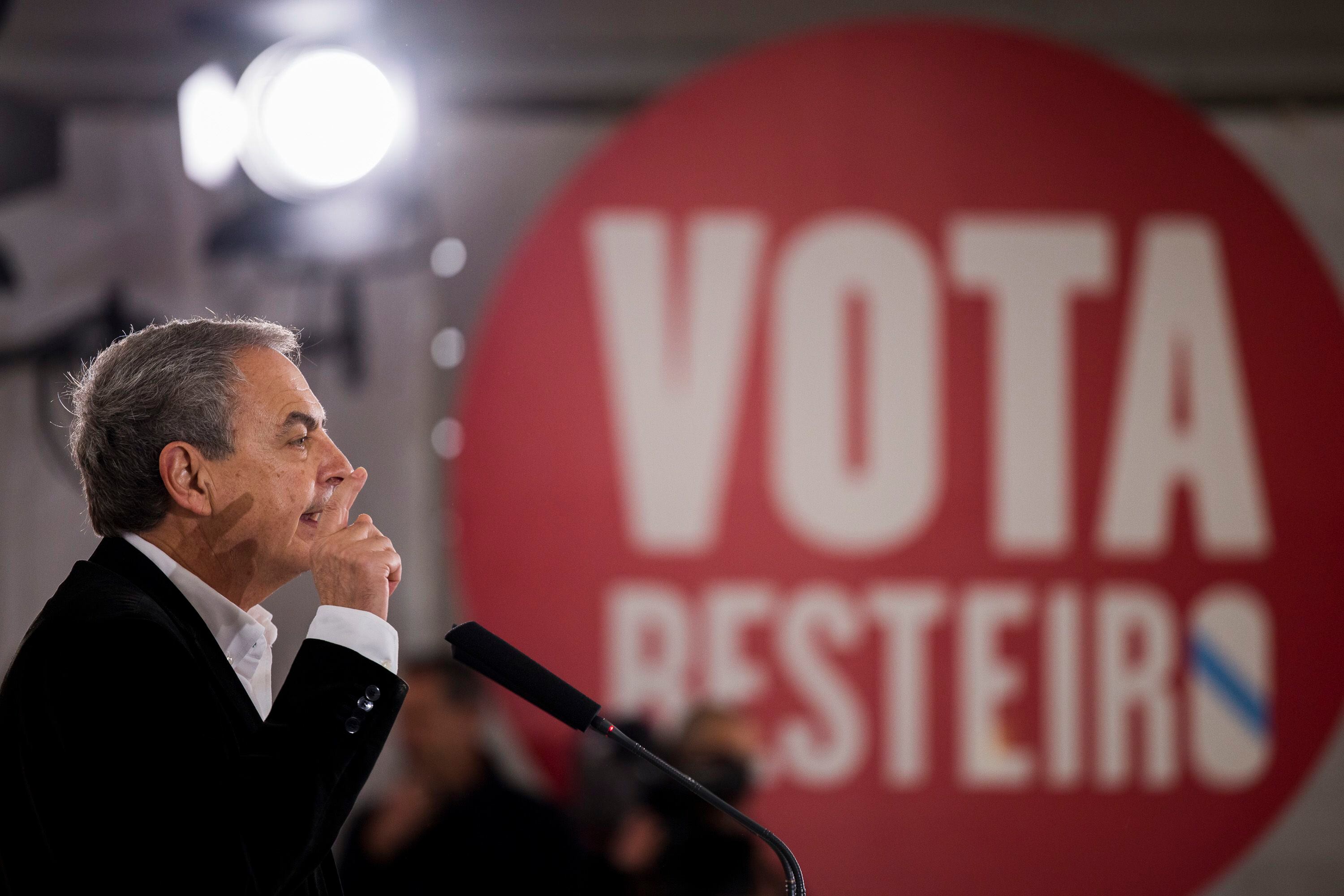 El expresidente del Gobierno, José Luis Rodriguez Zapatero, participa en un mitin del candidato del PSdG a la Xunta, este domingo en Ferrol.