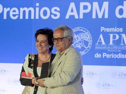 Juan Cruz recibe el premio a la trayectoria de manos de Vcitoria Prego, presidenta de la APM.