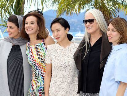 Jane Campion, con gafas de sol, con sus compa&ntilde;eras de jurado, las actrices (desde la izquierda) Leila Hatami, Carole Bouquet, Jeon Do- Yeon y la cineasta Sofia Coppola.