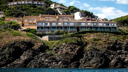 Complejo de apartamentos en primera línea de costa en la zona de Punta de Sa Nau en Begur, en la Costa Brava.