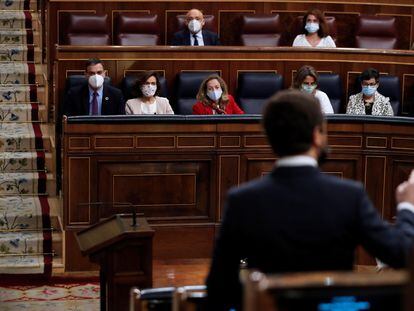 Pablo Casado se dirige a la bancada del Gobierno durante una sesión en el Congreso.