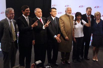 Ocho de los nueve candidatos presidenciales en Chile posan en el debate de este mi&eacute;rcoles.