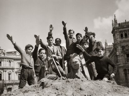 Niños saludando con el brazo en alto durante las obras de desescombro de la Cibeles en 1939, en una imagen del Fondo Martín Santos Yubero.