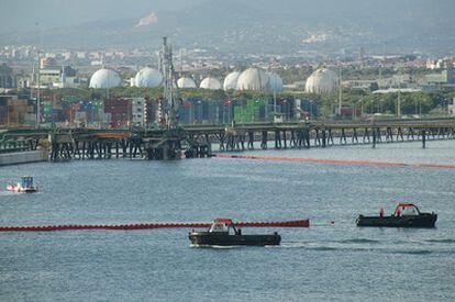 Varias embarcaciones establecen barreras de contención contra el vertido, frente a la refinería ASESA.