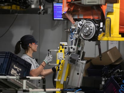 Una mujer trabaja en la fábrica de Opel en Zaragoza, España.