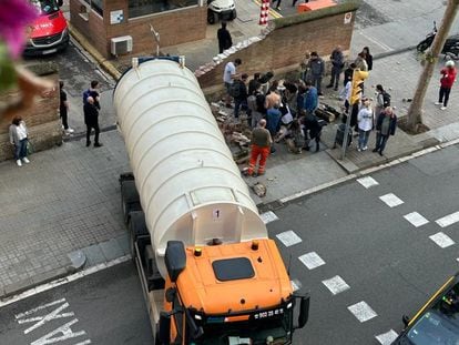 Un camión cisterna choca contra el muro del hospital Sant Pau de Barcelona.