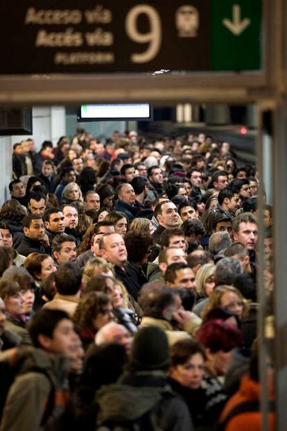 Grandes aglomeraciones se dieron en las estaciones de trenes, como la de Sants, debido a los cortes en los servicios de Rodalies y Ferrocarriles de la Generalitat.