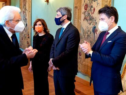 El presidente de la República italiana, Sergio Mattarella, saluda al primer ministro dimisionario, Giuseppe Conte, este miércoles, en Roma.