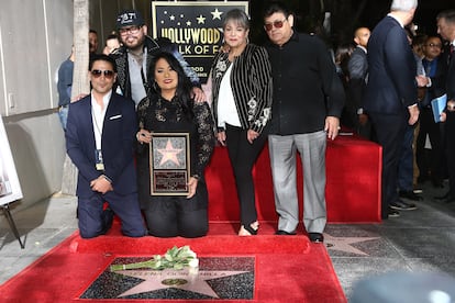 Desde la izquierda, Chris Perez, A.B. Quintanilla, Suzette Quintanilla, Marcella Samora y Abraham Quintanilla en el Paseo de la Fama con la estrella dedicada a Selena Quintanilla en 2017.
