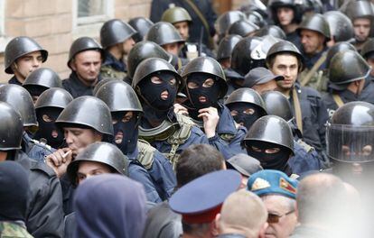 Un grupo de ucranios permanecen bloqueados por activistas pro rusos, en el exterior de la sede del gobierno en Lugansk, 29 de abril de 2014.