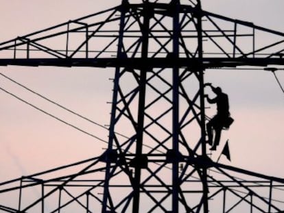 Un operario repara una torreta el&eacute;ctrica. 