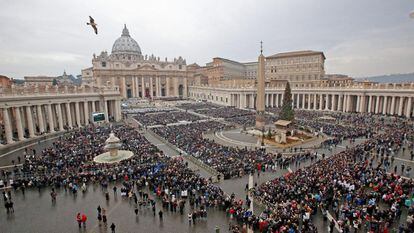 Vista general de la Plaza de San Pedro del Vaticano repleta de feligreses durante la misa que ofició el papa Francisco.