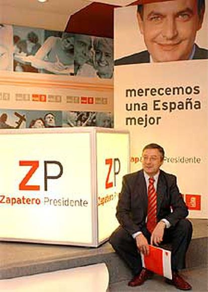 Blanco posa junto a los carteles del PSOE para las elecciones con el logotipo <i>ZP, Zapatero presidente</i>.
