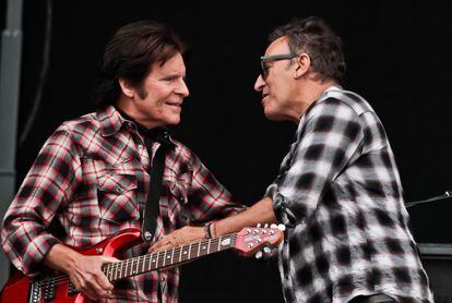 John Fogerty y Bruce Springsteen ayer en el Hard Rock Calling, en Londres.