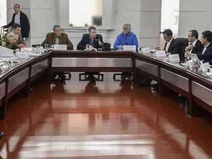 Juan Manuel Santos preside el consejo de seguridad tras el atentado en el centro Andino.
