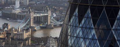 La City de Londres (en primer plano) confía en que los votantes británicos mantendrán al país en la UE.