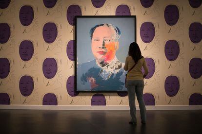 Una visitante observa la pintura de Warhol 'Mao', el artista aprovechó la polémica mediática que rodeó la visita a China del presidente Richard Nixon en febrero de 1972, para retratar al líder chino.