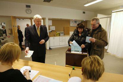 El presidente de Islandia, Ólafur Grímsson, ayer al ir a votar en el referéndum.