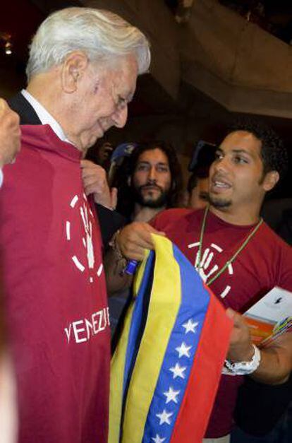 Vargas Llosa con los estudiantes venezolanos.