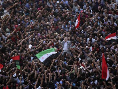 Manifestaci&oacute;n en la plaza Tahrir de El Cairo en 2012, en protesta por la condena a cadena perpetua y la no condena a muerte del depuesto presidente, Hosni Mubarak, por la represi&oacute;n durante las manifestaciones.