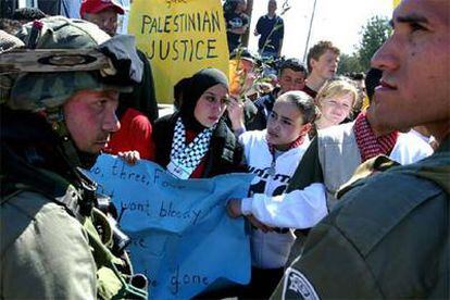 Soldados israelíes contienen una manifestación de palestinos en un control entre Belén y Jerusalén.