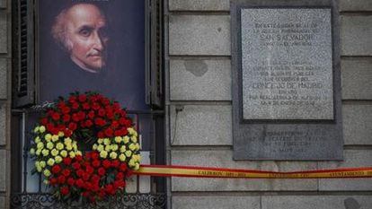 Ramo de flores colocado en el Ayuntamiento de Madrid el 25 de mayo de 2021 con motivo del 340º aniversario del fallecimiento de Calderón de la Barca.