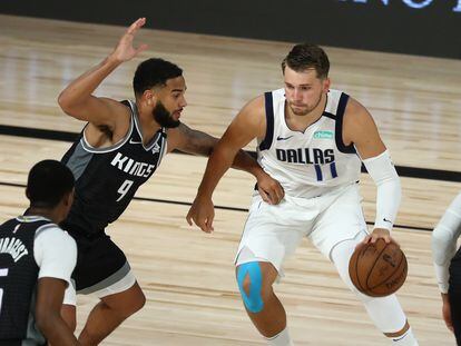 Luka Doncic, frente a Cory Joseph en el Dallas-Sacramento.