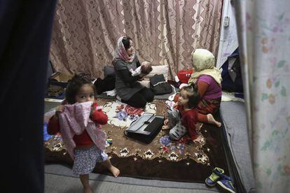 Una mujer y sus hijos en el campamento de refugiados del antiguo estadio de hockey Olympic Complex, en Atenas, el 21 de marzo.  