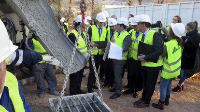 El ministro de Fomento, &Iacute;&ntilde;igo de la Serna, durante la visita al tramo de obras de la alta velocidad ferroviaria en la antigua estaci&oacute;n de San Francisco de Loja (Granada).