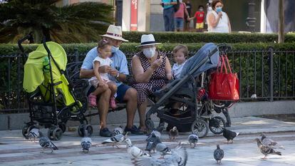 Sevilla/03-09-2020: Dos personas mayores con dos niños pequeños dan de comer a palomas hoy en Sevilla.FOTO: PACO PUENTES/EL PAIS