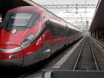 El Frecciarossa 1000, esperando en el andén de la estación de Termini, en Roma