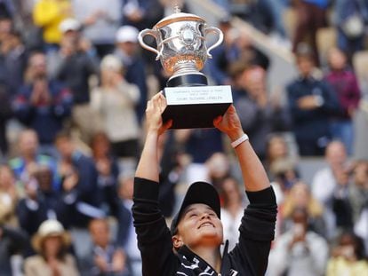 Asleigh Barty eleva el trofeo de campeona de Roland Garros, este sábado en París.