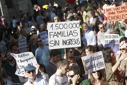Varios asistentes a la manifestación por el centro de Madrid.