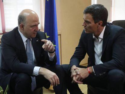 Pedro Sánchez junto al comisario europeo Pierre Moscovici.