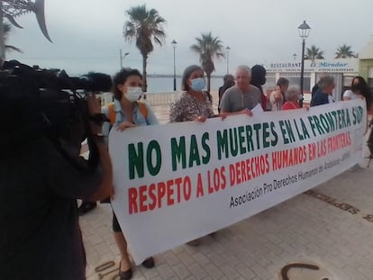 Concentración de la APDHA en Barbate (Cádiz), este pasado domingo tras un nuevo naufragio de pateras.