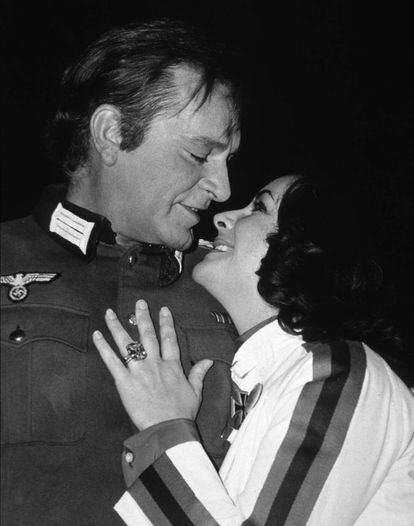 Richard Burton y Elizabeth Taylor, con su famoso anillo, en 1978.