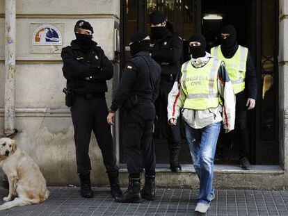 La Guardia Civil registra el piso de un sospechoso en Barcelona.