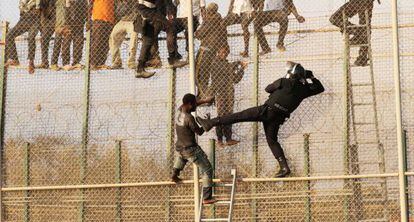 Imagen de un salto de la valla de Melilla, en 2014.