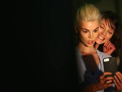 Modelos se toman una selfie en la semana de la moda de Mercedes-Benz.
