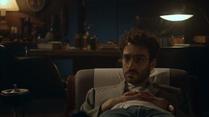 El actor Nacho Sánchez durante un fotograma de 'Doctor Portuondo'. 