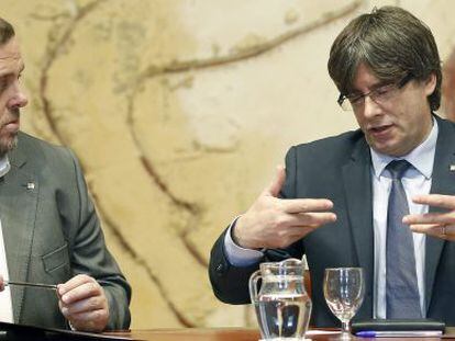 El consejero de Econom&iacute;a, Oriol Junqueras, y el presidente de la Generalitat de Catalu&ntilde;a, Carles Puigdemont. 