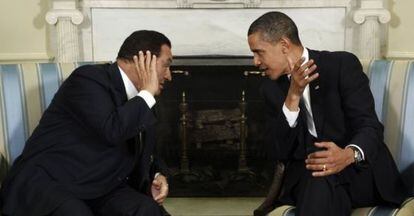 El depuesto presidente egipcio, Hosni Mubarak, habla con Barack Obama en la Casa Blanca en 2009.