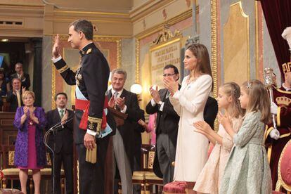 El rey Felipe VI saluda en el Congreso de los DIputados tras la proclamación