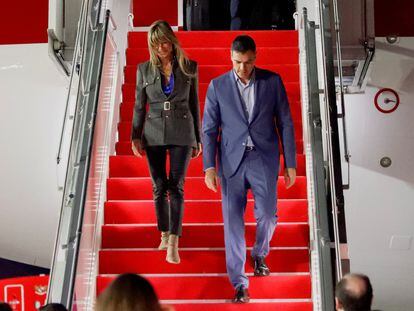 Pedro Sánchez y su esposa Begoña Gómez descienden del avión a su llegada a  la cumbre de líderes del G20 en Bali.