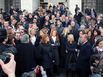 Parlamentarios del partido de Berlusconi protestan ante los juzgados de Mil&aacute;n.