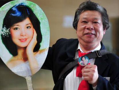 Un fan con un retrato de Teresa Teng en una muestra dedicada a ella en el museo de Wuhan (China).
