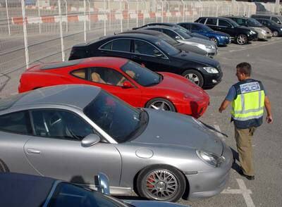Un agente revisa los coches robados y localizados en Algeciras cuando sus conductores intentaban pasarlos a África.