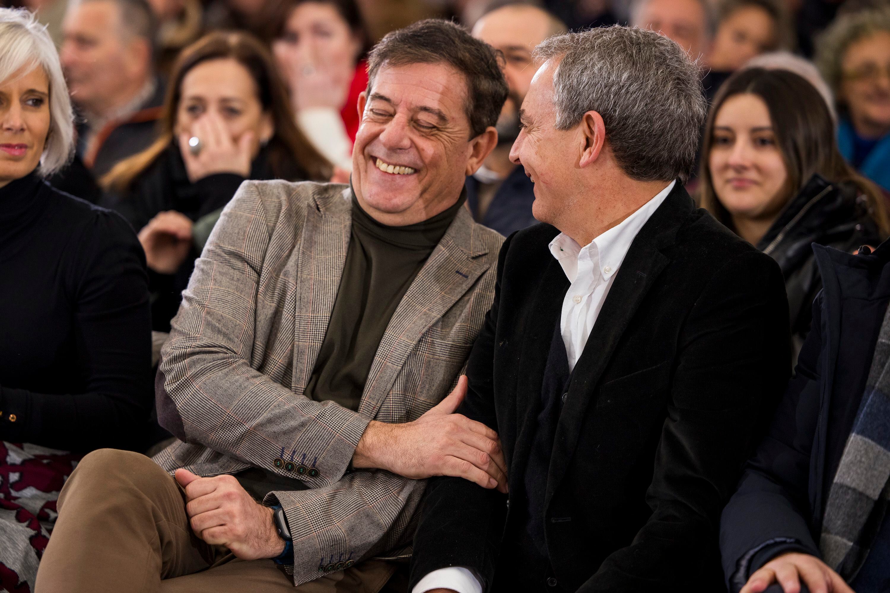 El candidato a la Presidencia de la Xunta del PSdeG, José Ramón Besteiro, junto al expresidente del Gobierno, José Luis Rodríguez Zapatero, en un mitin en Ferrol.