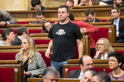 El diputat de la CUP Josep Maria Busqueta també ha escollit anar al Parlament amb samarreta.